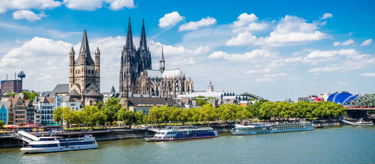 Ausblick auf Stadt Köln mit Dom und Rhein