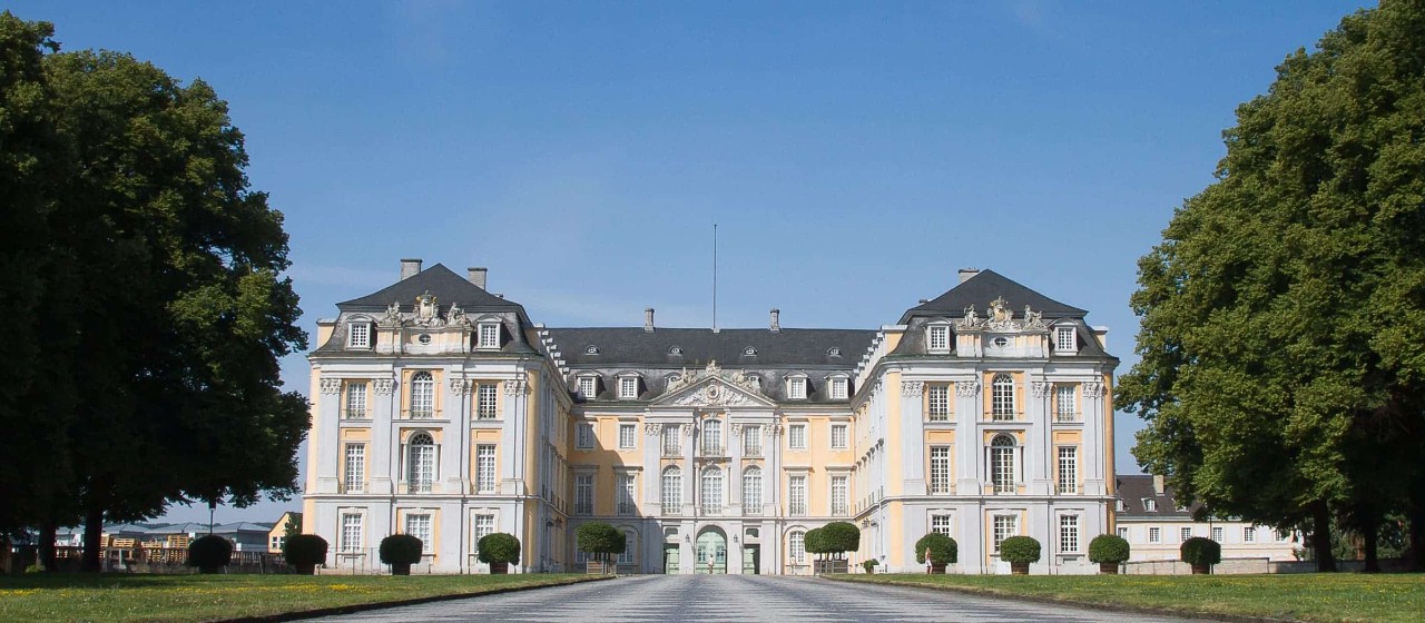 Prunkvolle Frontansicht der Fassade des Schloss Augustusburg in Brühl